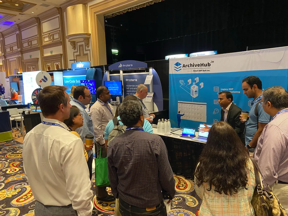 SAP community members visiting the ArchiveHub booth at SAPinsider Las Vegas 2022